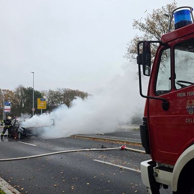 FW Celle: PKW in Vollbrand auf dem Wilhelm-Heinichen-Ring