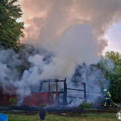 FW Rösrath: Brennendes Gartenhaus und ausgelöster Kohlenstoffmonoxidmelder am Dienstagabend