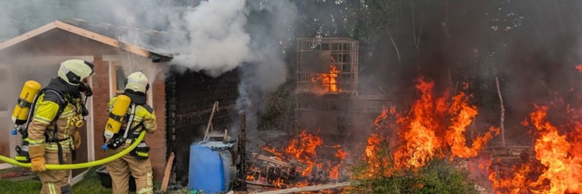 FW Dresden: Brand von Gartenlauben