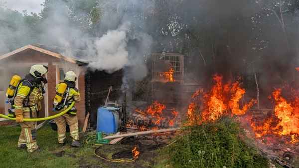 FW Dresden: Brand von Gartenlauben