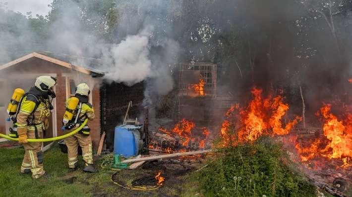 FW Dresden: Brand von Gartenlauben