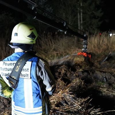 FW Bocholt: Feldbrand stellt sich als brennender Schilfhaufen heraus