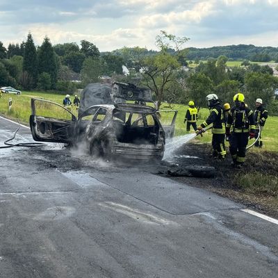 FW VG Westerburg: VW Polo wird ein Raub der Flammen - Fahrerin kommt mit dem Schrecken davon