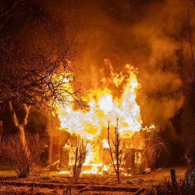 FW-MK: Brand einer Gartenhütte in voller Ausdehnung