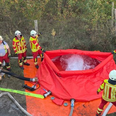 FW Lehrte: Regionsfeuerwehrbereitschaft des Brandschutzabschnitts 4 trainiert mit Kräften aus Burgdorf, Lehrte, Sehnde und Uetze die Wasserversorgung bei Vegetationsbränden