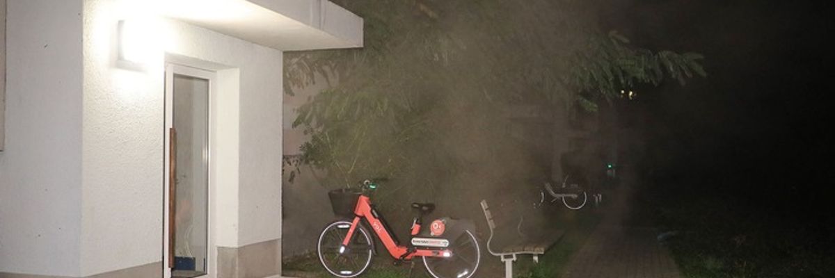 FW Dresden: Kellerbrand in einem Mehrfamiliengebäude
