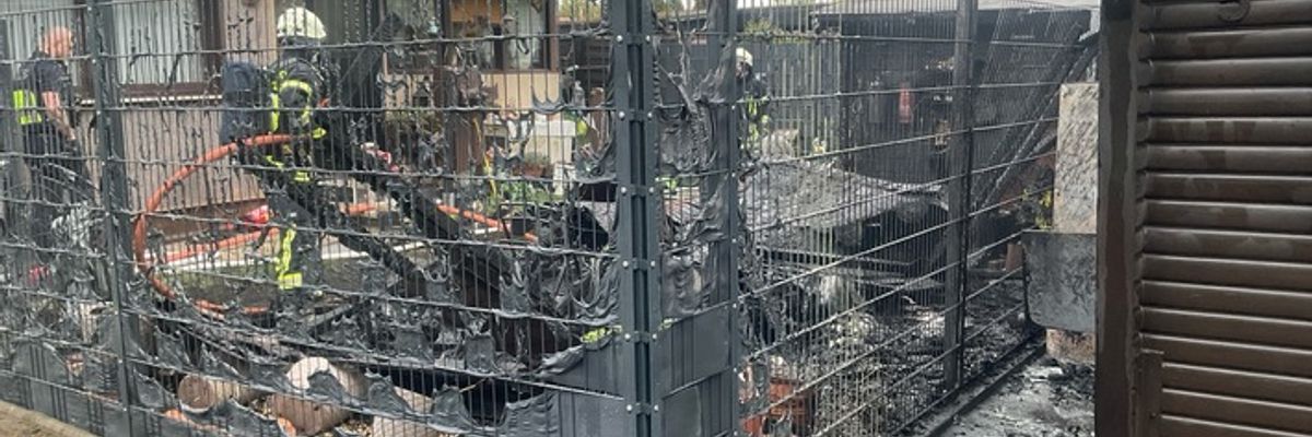 FW-MH: Brand auf Campingplatz: Wohneinheit in Vollbrand - Feuerwehr verhindert Ausbreitung