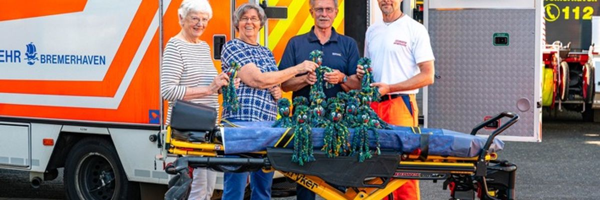 FW Bremerhaven: Graue Panther Bremerhaven spenden "Wollkraken" an den Rettungsdienst der Feuerwehr