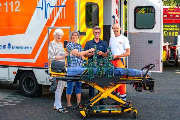 FW Bremerhaven: Graue Panther Bremerhaven spenden "Wollkraken" an den Rettungsdienst der Feuerwehr