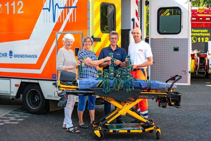 FW Bremerhaven: Graue Panther Bremerhaven spenden "Wollkraken" an den Rettungsdienst der Feuerwehr