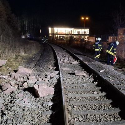 KFV-CW: Zug kollidiert mit herabgestürztem Felsblock / Passagiere über Leiter evakuiert / Gelände erschwert Feuerwehreinsatz / Hydrauliköl ausgelaufen