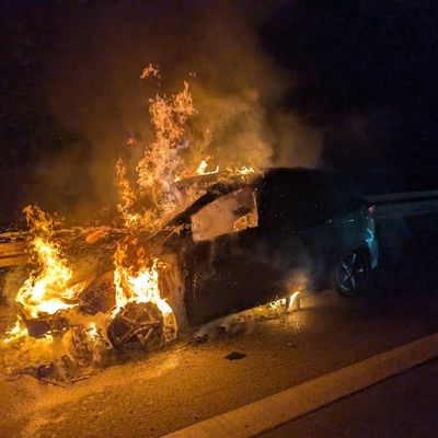 FW Weinheim: Pkw-Brand auf der A5 zwischen Weinheim und Hemsbach. Familie mit zwei Kleinkindern bleibt unverletzt.
