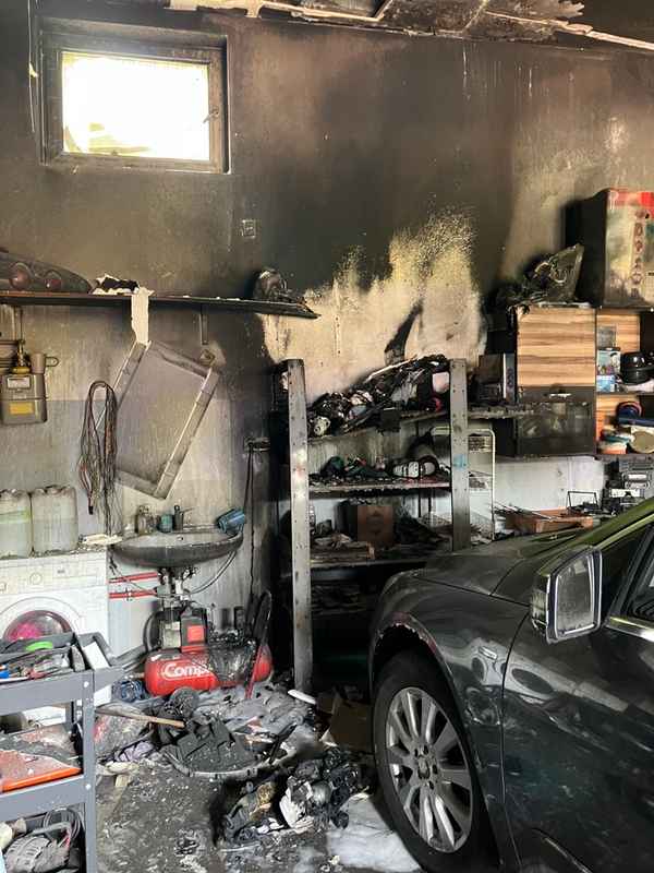 FW-WAF: Feuer in KFZ Werkstatt