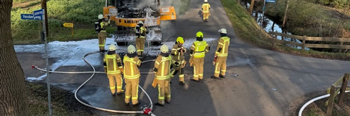 FW-OLL: Brennender Löffelbagger - schneller Löscheinsatz der Feuerwehr