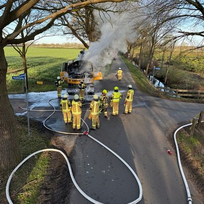 FW-OLL: Brennender Löffelbagger - schneller Löscheinsatz der Feuerwehr