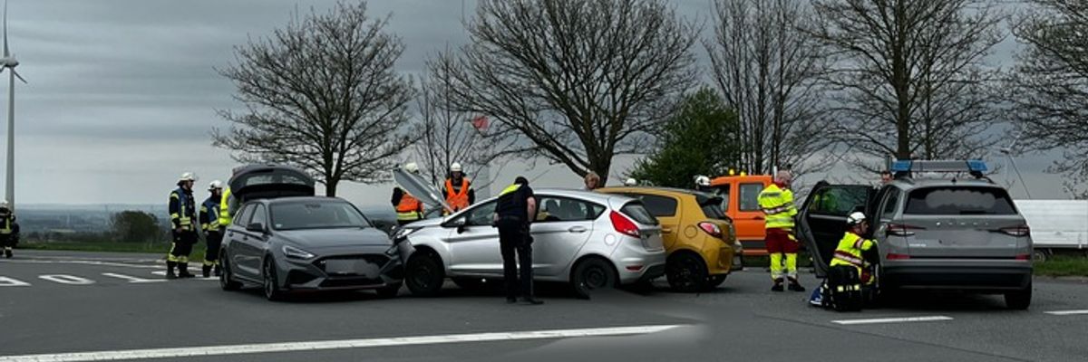 FW Ense: Verkehrsunfall auf Bittinger Haarweg / Fahrzeuge kollidieren auf Kreuzung
