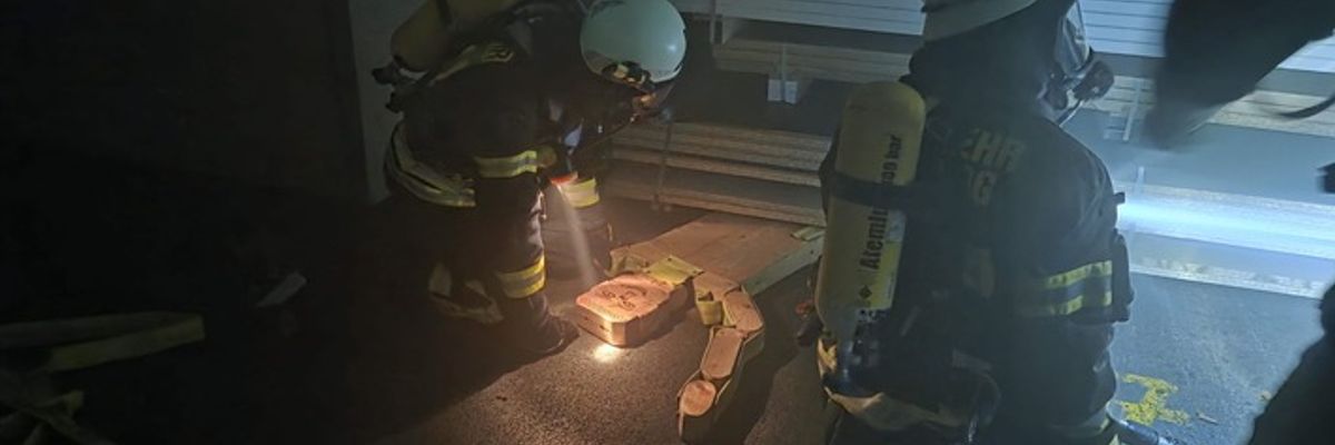 FW-AR: Löschzug Bruchhausen/Niedereimer trainiert Ernstfall mit Betriebsfeuerwehr