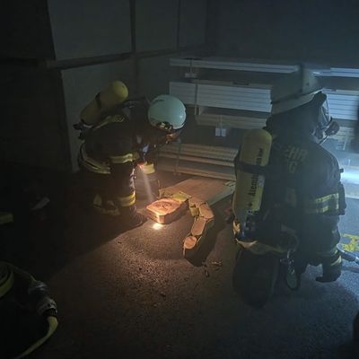 FW-AR: Löschzug Bruchhausen/Niedereimer trainiert Ernstfall mit Betriebsfeuerwehr