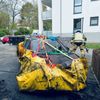 FW-E: Brennendes Elektrofahrzeug in einer Garage - aufwendiger Löscheinsatz