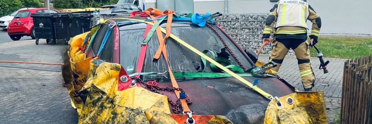 FW-E: Brennendes Elektrofahrzeug in einer Garage - aufwendiger Löscheinsatz
