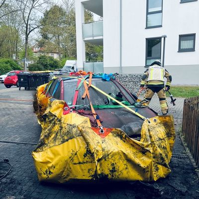 FW-E: Brennendes Elektrofahrzeug in einer Garage - aufwendiger Löscheinsatz