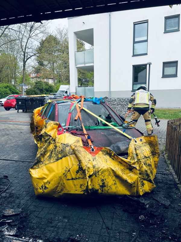 FW-E: Brennendes Elektrofahrzeug in einer Garage - aufwendiger Löscheinsatz