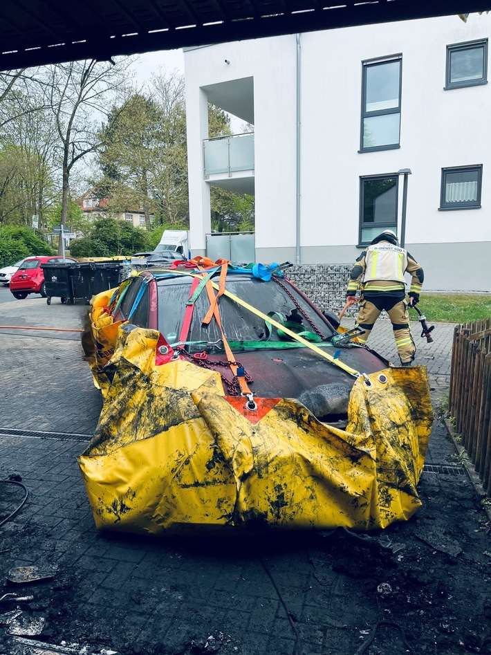 FW-E: Brennendes Elektrofahrzeug in einer Garage - aufwendiger Löscheinsatz