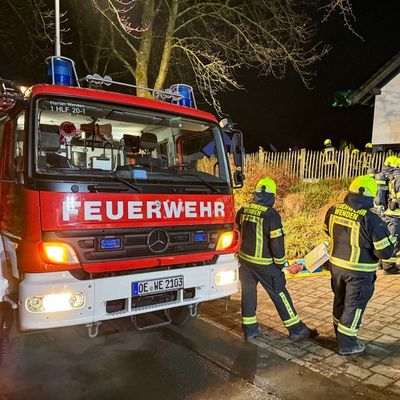 FW Wenden: Feuer mit Menschenleben in Gefahr in Wenden-Heid