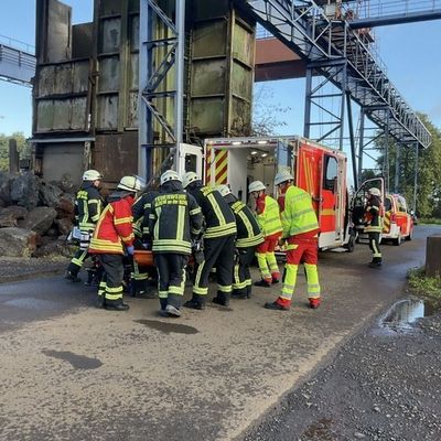 FW-MH: Arbeiter auf Kranbahn verletzt - Feuerwehr rettet Patient aus 12 Metern Höhe über Drehleiter