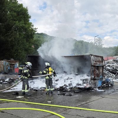 FW-AR: Brand in Recyclingbetrieb - Starke Rauchentwicklung, ein Mitarbeiter verletzt