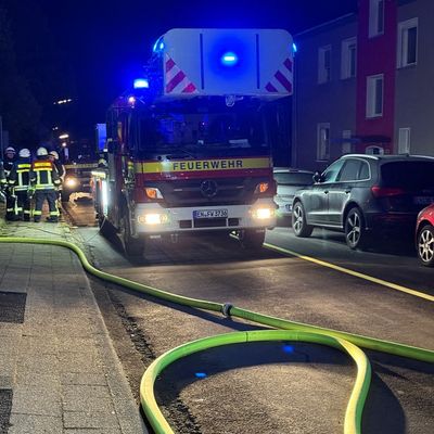 FW-EN: Brand im Dachgeschoss - Feuerwehr Hattingen rettet einen Bewohner