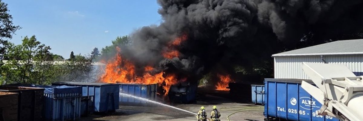 FW Gronau: Erstmeldung - Großbrand im Bereich des alten Postwegs in Gronau