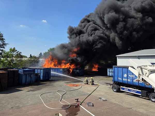 FW Gronau: Erstmeldung - Großbrand im Bereich des alten Postwegs in Gronau