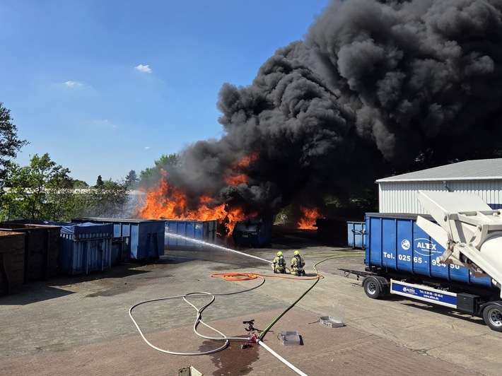 FW Gronau: Erstmeldung - Großbrand im Bereich des alten Postwegs in Gronau