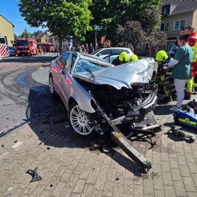 FW-OB: Schwerer Verkehrsunfall auf der Alstadener Straße