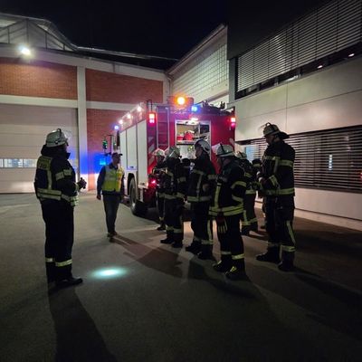FW-AR: Jahresübung des Löschzuges Arnsberg bei der Sauerländer Spanplatte