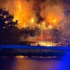 FW-SE: Großbrand auf landwirtschaftlichem Gehöft in Henstedt-Ulzburg. Vier Personen leicht verletzt