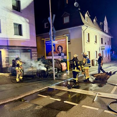 FW Weinheim: Pkw Brand in der Mannheimer Straße. Feuerwehr rettet Bewohner aus verrauchter Wohnung