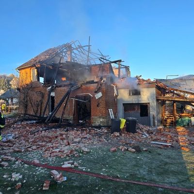 FW Dörentrup: Explosion mit anschließendem Großbrand in Wohnhaus - eine Person tot aufgefunden