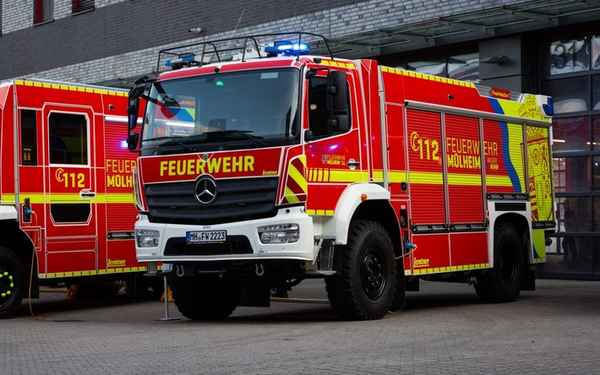 FW-MH: Rauchmelder und Feuerschein in Speldorf - Feuerwehr löscht Zimmerbrand