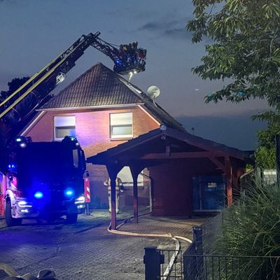 FW-ROW: Feuer im Dachstuhl - Feuerwehr verhindert Schlimmeres
