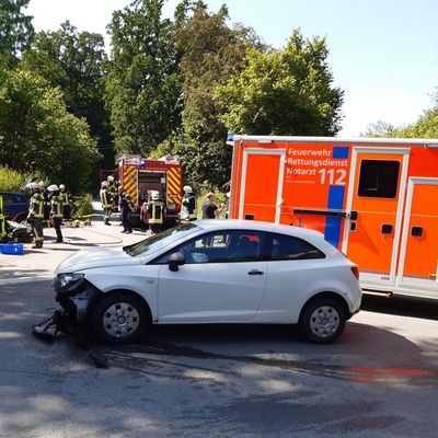 FW-AR: Verkehrsunfall mit zwei eingeklemmten Personen in Arnsberg-Obereimer