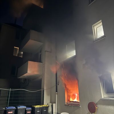 FW-GE: Zimmerbrand in einem Wohn- und Geschäftshaus in Schalke