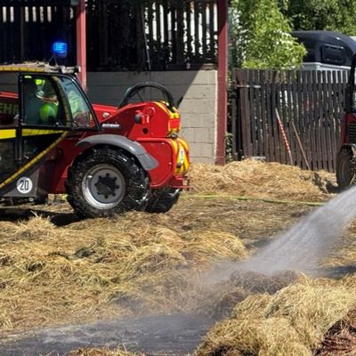 FW Ratingen: Brand einer Lagerhalle mit Heuballen
