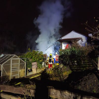 FW-Heiligenhaus: Gartenlaube in Kleingartenanlage brennt - Feuerwehr verhindert Übergreifen auf weiteres Gebäude