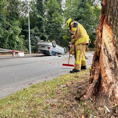 FW-OLL: PKW prallt gegen Baum und überschlägt sich