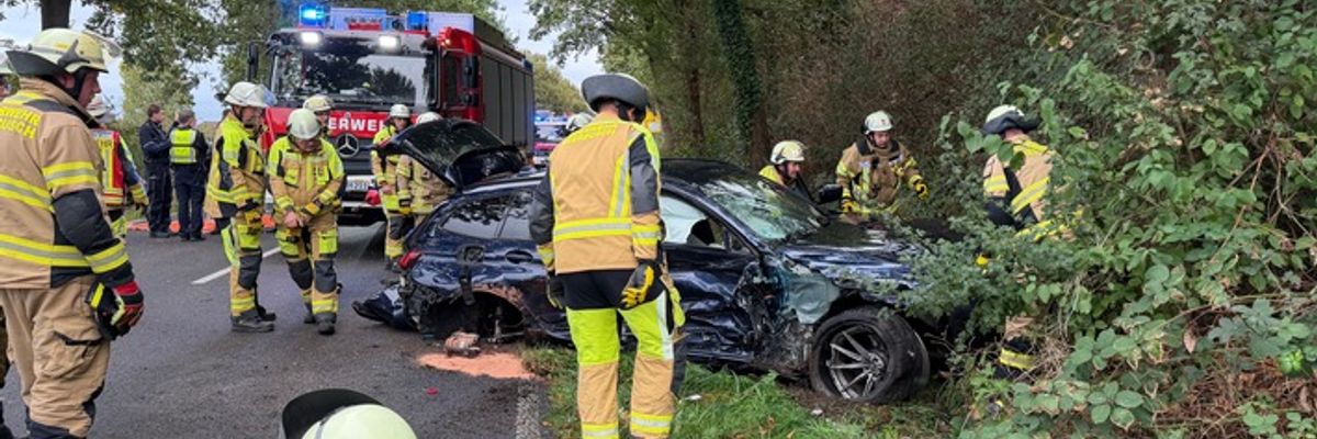 FW Meerbusch: Schwerer Verkehrsunfall mit mehreren schwer verletzten Personen