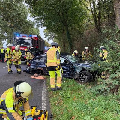 FW Meerbusch: Schwerer Verkehrsunfall mit mehreren schwer verletzten Personen