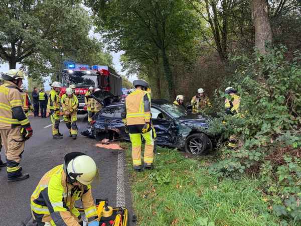 FW Meerbusch: Schwerer Verkehrsunfall mit mehreren schwer verletzten Personen