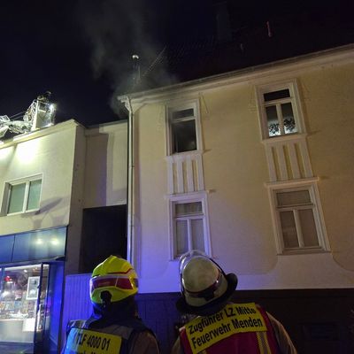 FW Menden: Brand in einem Mehrfamilienhaus in Menden - eine verletzte Person